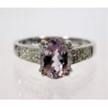 A 9ct white gold kunzite ring 3.3g size N