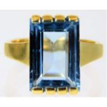 An 18ct gold ring set with aquamarine 5.3g size K
