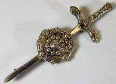 A Scottish silver dirk brooch 17.7g