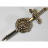 A Scottish silver dirk brooch 17.7g