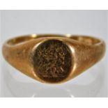 An 18ct gold signet ring with carved crest 4.9g si