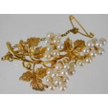 A 9ct gold brooch of organic form set with pearl 9