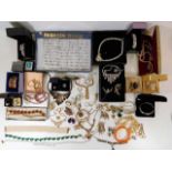 A quantity of costume jewellery