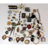 A quantity of costume jewellery