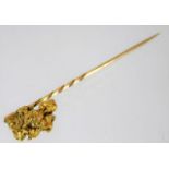 A yellow metal tie pin with gold nugget top 6.1g