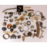 A quantity of costume jewellery