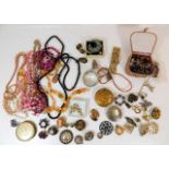 A quantity of costume jewellery