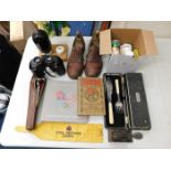 A boxed quantity of vintage sundry items