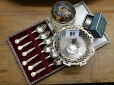 A small boxed set of silver spoons, a silver napki