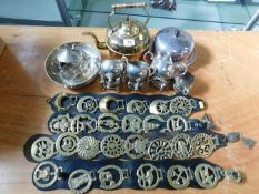 A brass kettle, horse brasses & a quantity of plat