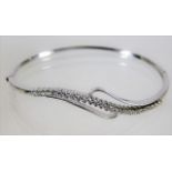 An 18ct white gold bangle set with approx. 1ct dia