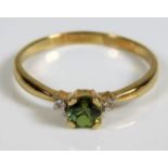 A 9ct gold ring set with peridot & diamond 1.6g si