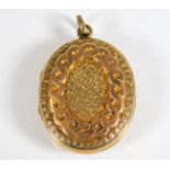A yellow metal memorial locket with contents 8.1g