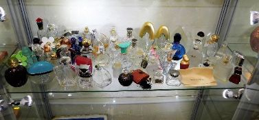 A quantity of perfume bottles including Marc Jacob
