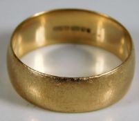 A 9ct gold band 5.1g