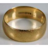 A 9ct gold band 5.1g