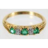 A 9ct gold diamond & emerald ring 2.1g size Q