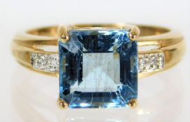 A 9ct gold ring set with topaz & diamond 3.8g size
