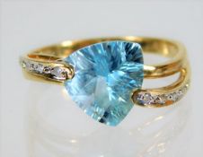A 9ct gold ring set with topaz & diamond 2.6g size