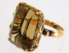 An 18ct gold ring set with smokey quartz 8.7g size