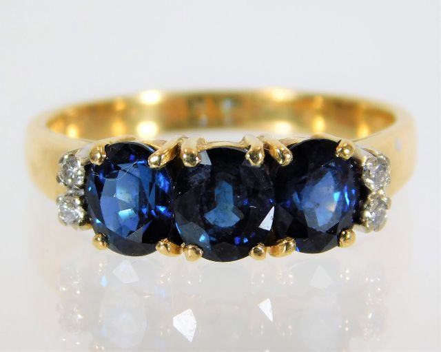 An 18ct gold sapphire & diamond ring 4.5g size R
