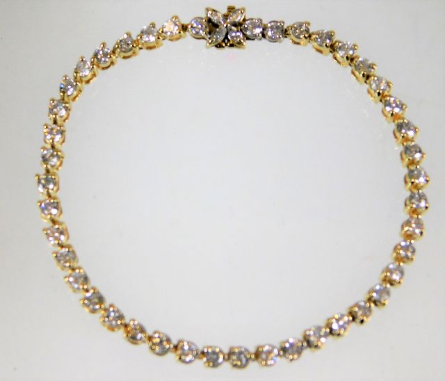 A 14ct gold tennis bracelet set with 4ct diamonds