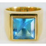 A substantial 18ct gold ring set with topaz 13g si