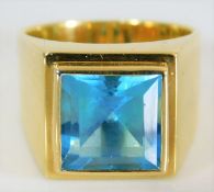 A substantial 18ct gold ring set with topaz 13g si