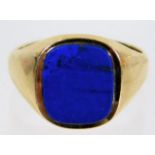 A 9ct gold signet ring set with lapis lazuli stone