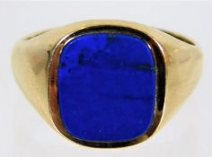 A 9ct gold signet ring set with lapis lazuli stone