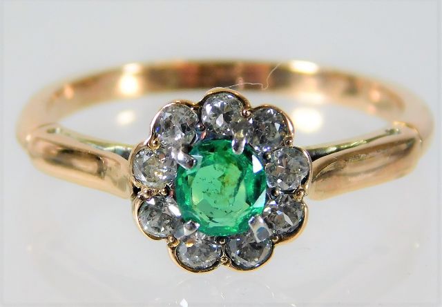 An Edwardian 9ct gold daisy style ring set with em