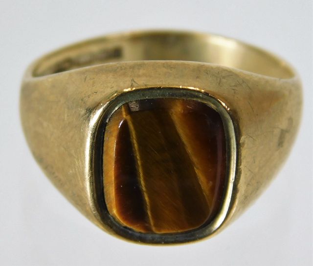 A 9ct gold signet ring with tiger eye 3.6g size N