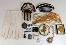 A quantity of costume jewellery items & sundries