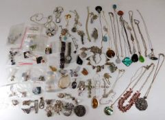 A quantity of costume jewellery & other sundry ite