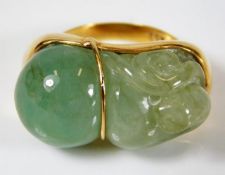 A c.1900 Chinese 18ct gold ring set with jade 13.8