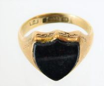 A 9ct gold ring set with bloodstone 4.7g size O