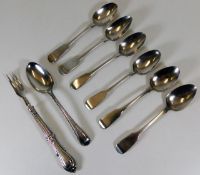 Seven silver spoons twinned with a silver handled