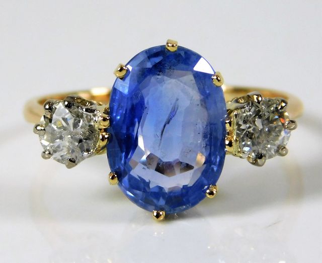 An impressive 18ct gold ring set with natural unheated Ceylon sapphire of 3.5ct with approx. 0.3ct d