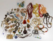 A quantity of costume jewellery items & sundries
