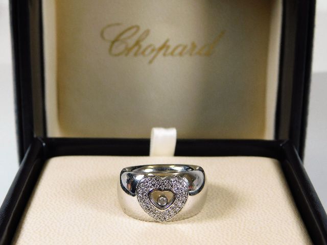 An 18ct white gold Chopard Happy Diamonds ring wit