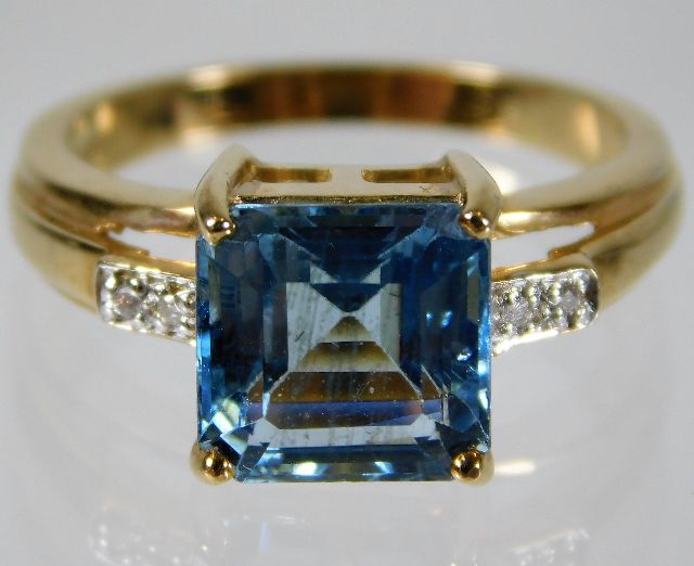 A 9ct gold ring set with topaz & diamond size N/O