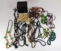 A quantity of costume jewellery items & sundries