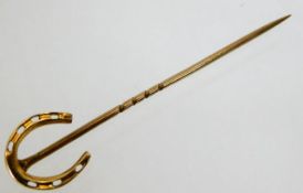 A yellow metal horseshoe tie pin 2g
