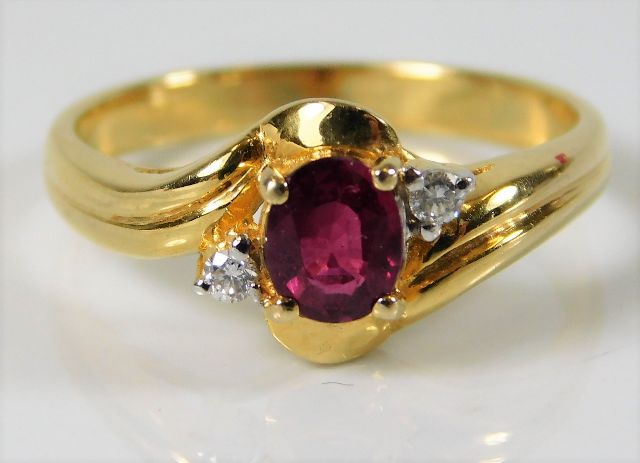 An 18ct gold ruby & diamond ring size M 2.7g