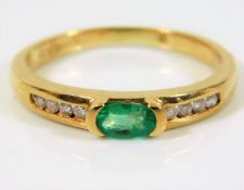 An 18ct gold emerald ring set with 0.2ct diamond 3