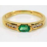 An 18ct gold emerald ring set with 0.2ct diamond 3