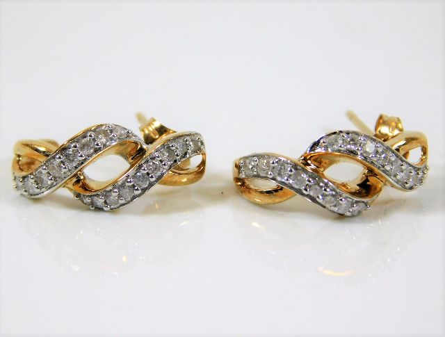 A pair of 9ct gold diamond earrings 2.7g