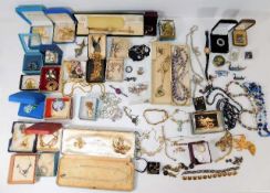 A quantity of costume jewellery items