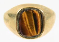 A 9ct gold ring set with tiger eye 3.6g size N