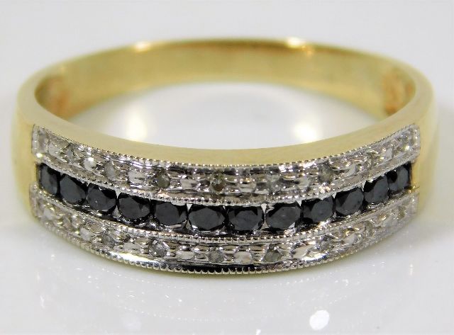 A 9ct gold ring set with 0.5ct diamond & sapphire